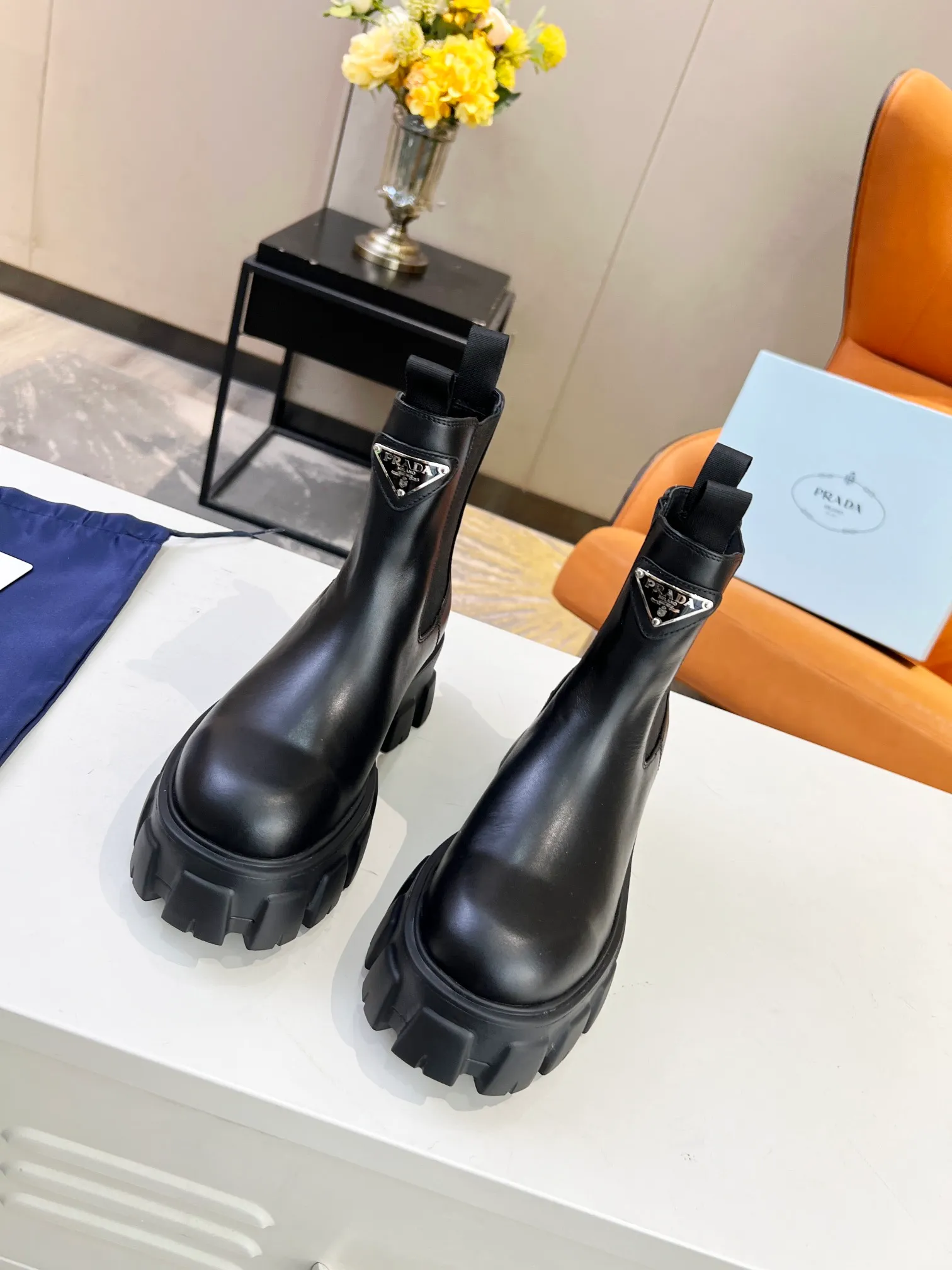 👟👟Ex-factory price 560👟👟 Top level🔝2023 SSS launches Prada short boots series🌲🌲 🆚🆚🆚 💥PRADA's early autumn and winter T-stage catwalk show is the same style as "Dreams never sleep". Prada can use it on important occasions. The fresh style has a little extravagant feeling, and it is perfect on the feet. 💃💃Wear it with these shoes. Elegant, crystal clear, and various accessories and materials are exclusively customized one-to-one, so that there is no distance from the original version. The entire series is a combination of exciting and unexpected elements, allowing you to appreciate the ever-changing style of the Prada girl. 1⃣ Upper: imported calfskin, 2⃣ Lining: imported sheepskin lining 3⃣ Outsole: Italian original TPU foam outsole, available in 5 colors, code number 35-41